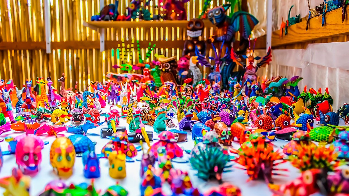 Alebrijes artesanales coloridos de Oaxaca