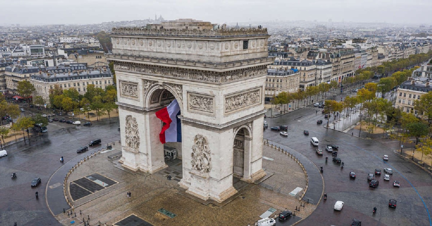 Musée du Louvre y pirámide de cristal en París