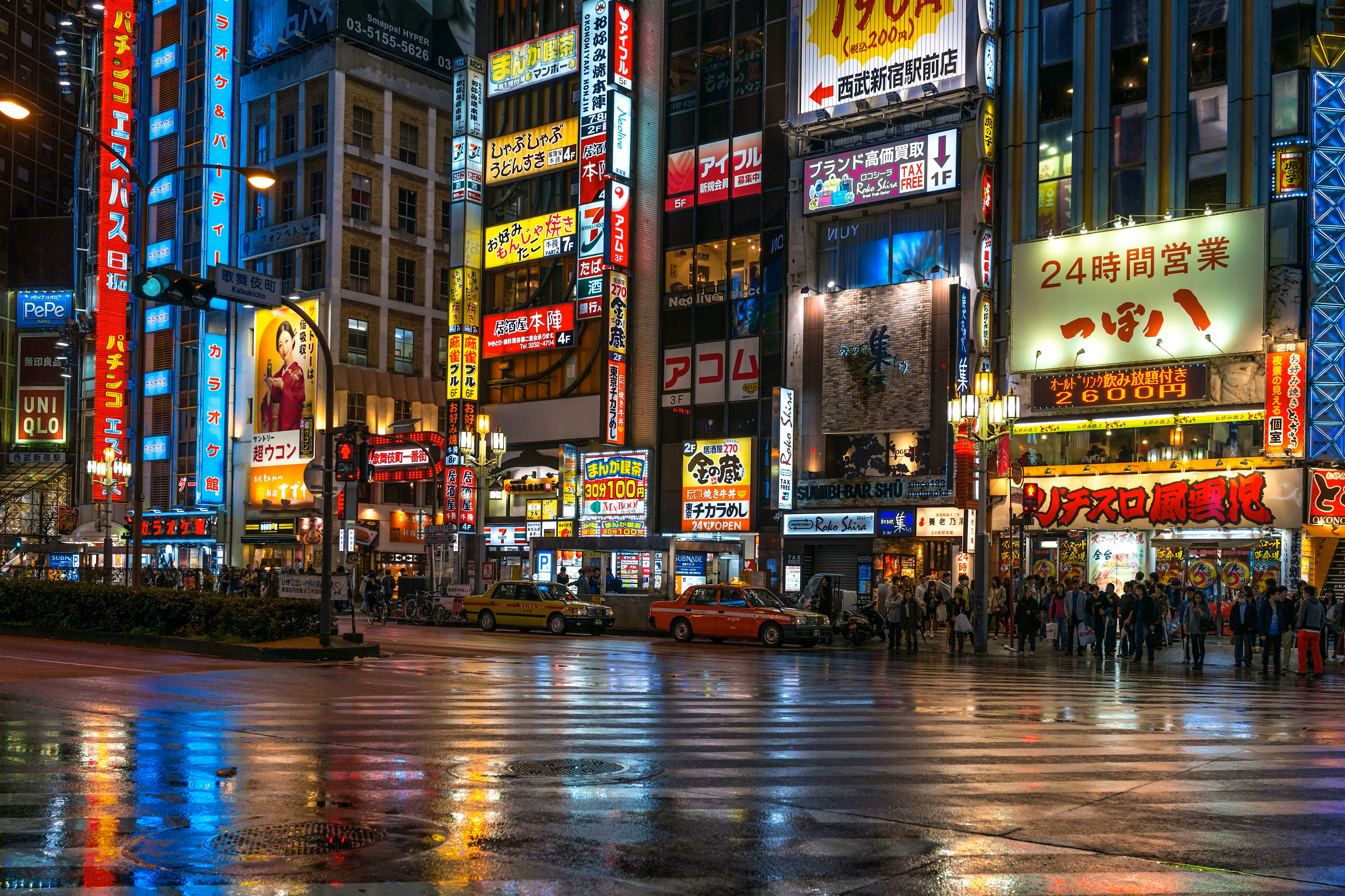 Shinjuku iluminado de noche en Tokio Japón